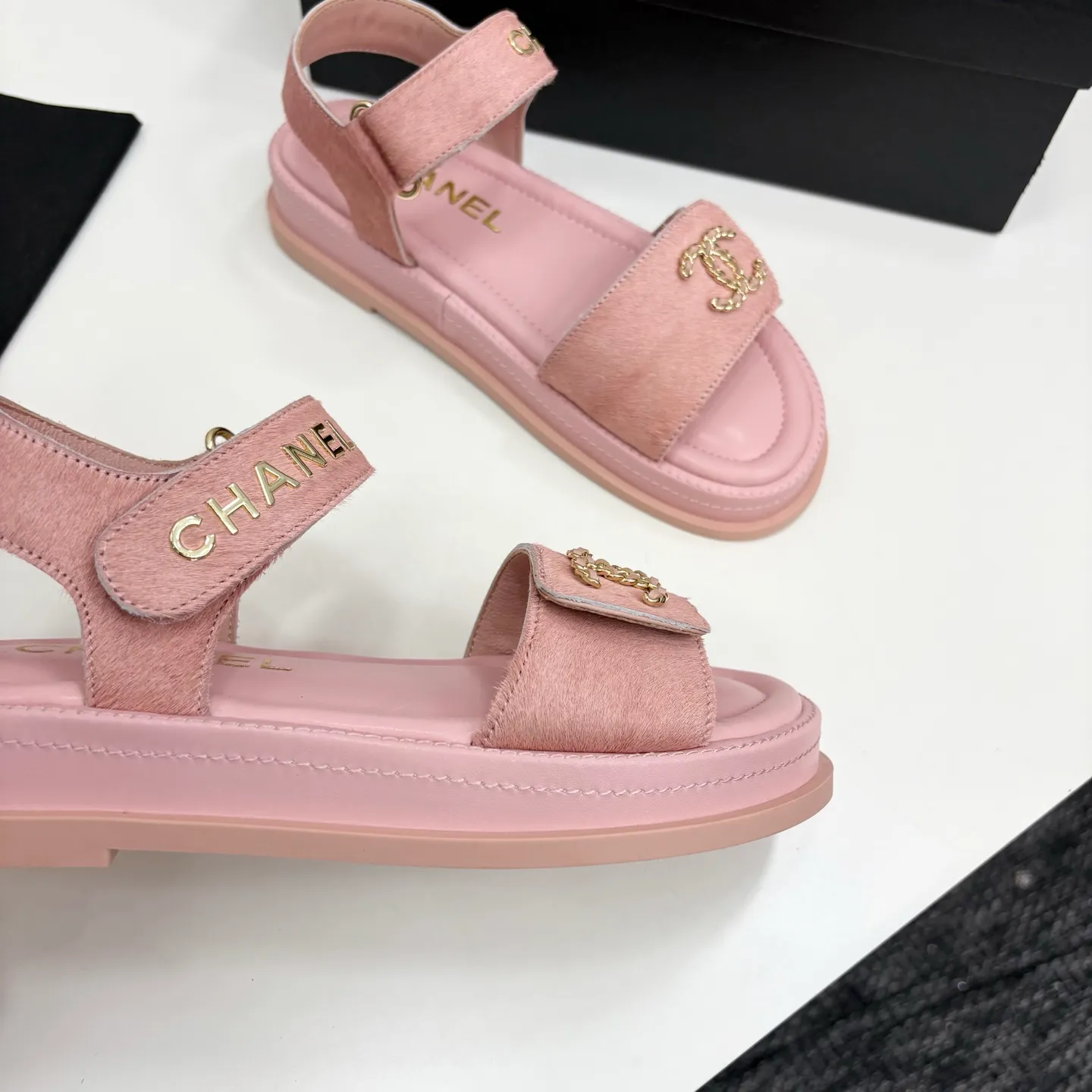 👟👟Ex-factory price 560👟👟Chanel Chanel's new early autumn thick-soled sandals are popular on catwalks on major social platforms. One of the most popular sandals at the moment. Soft and comfortable on the feet. Horsehair upper imported from Italy. Sheepskin feet. Original molded outsole Size: 35-40 (41 customized)